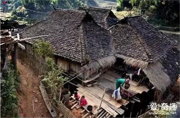 揭秘中国唯一能娶五个老婆之地 女孩12岁生娃  进入现代社会以后，随着女性地位的上升，一夫多妻制已经不再被主流社会所认同，因此被许多国家取消，取而代之的是一夫一妻制，我国也是如此。不过，在云南西双版纳一个原始部落，却依然保留着“一夫多妻制”，在这里一个男人甚至可以娶5个老婆。  这个神秘的原始部落名叫“曼邦三队”，是西双版纳傣族自治州布朗山上的一个寨子。在这里，存在着许多匪夷所思的生活方式，如男人可以娶5个老婆，懵懂的女孩十二三岁就当上了妈，这里的人自然死亡面部朝下入土坑埋葬，因难产死亡的妇女会被剖腹取出婴儿后挂上十字架……  曼邦三队自古以来与世隔绝，至今不通水电，也没有一条路通向外界，平时需要食盐味精等物品需步行好几个小时到村委会去拿;由于长期以来几乎不与外界通婚，因此这个寨子的男孩女孩到了十二三岁就自发性地住到一起成为“夫妻”，有的20岁左右就生下了好几个孩子;由于自古以来没有一个人读过书，因此几乎全寨子的人都说不出自己的年龄，只能表达出“谷子黄时生的”、“下大雨时生的”，或者“长大水时生的”这样模糊的概念。  其实，早在1996年开始的结对扶贫工作中，当地的相关领导就开始关注这个寨子，有关部门也曾设法另辟家园、说服动迁以改变这种落后的生活方式。但无奈村民还是习惯了原来的生活，因此陆续又回到了深山中的寨子里。
