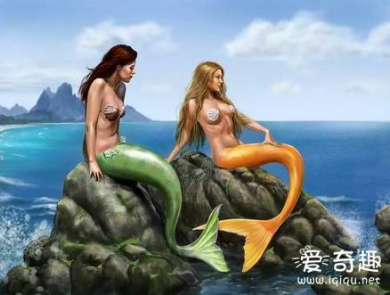 世界上美人鱼真存在吗?真实照片曝光真身竟长这样!  在世界各地的神话传说和影视剧中，都可以找到美人鱼的身影，她们被描述成美艳与神秘的化身，迷倒世间众多男子。那么，美人鱼真的存在于这个世界吗?如果存在的话，美人鱼真的个个美艳无双吗?长久以来，这些问题一直困扰着生物学家们。  此前，有人在波兰拍下一段奇异影片，片长约2分钟，画面中看到5名神秘人士穿着白色防护衣、从头包在脚，小心翼翼地合力从河边搬起一个类似人形的物体到担架上。但令人诧异的是，这个人形物体拥有巨型的鱼尾，疑似传说中的美人鱼。目前，波兰当局并未对此做出回应。  其实，这并不是第一次拍到疑似美人鱼的身影。1962年曾发生过一起科学家活捉小人鱼的事件。当时，一艘载有科学家和军事专家的探测船在古巴外海捕获一个能讲人语的小孩，皮肤呈鳞状，有腮，头似人，尾似鱼。小人鱼称自己来自亚特兰蒂斯市，还告诉研究人员现在亚特兰蒂斯市已经沉入海底留下来的人都居于海底，寿命达300岁;1990年也有工人在俄罗斯外海发现一具遗骨，有着黑皮肤、黑头发，下半身却是鱼尾巴，从头到尾都是鳞片;另外，还有以色列游客在海岸边发现美人鱼，原本望着大海的人鱼回头看到人类后，惊恐的跳入大海中。  那么，美人鱼的真身到底是什么样呢?对此，不同的目击者提供了不同的照片。只是，在网友提供的这些照片中，美人鱼的形象却十分丑陋吓人，和童话故事中美人鱼美艳的样貌大相径庭。  童话故事中的美人鱼形象是这样的：  而美人鱼真身却有可能是这样的：