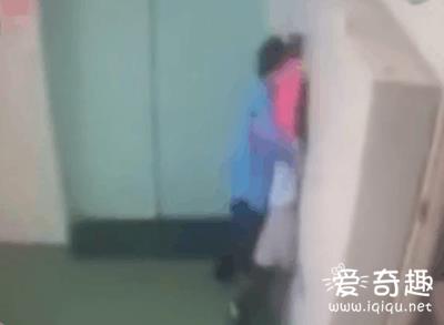 心寒！男子电梯前强暴女同事　多人围观竟无人阻止_见识多