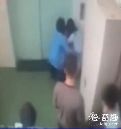 心寒！男子电梯前强暴女同事　多人围观竟无人阻止_见识多