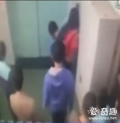 心寒！男子电梯前强暴女同事　多人围观竟无人阻止_见识多