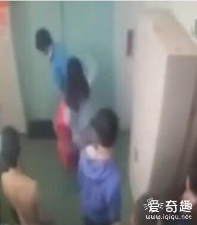 心寒！男子电梯前强暴女同事　多人围观竟无人阻止_见识多