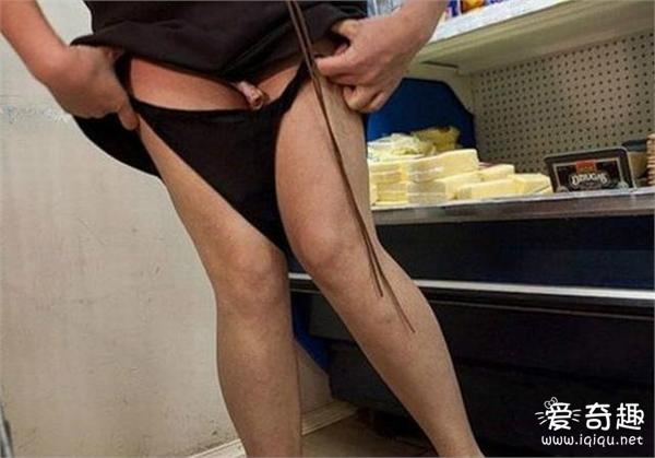 女子超市偷鸡藏内裤里带回家全程被拍下 下体夹鸡画面滑稽  近日，国外社交网络疯传一段“女子超市偷鸡藏内裤”的视频，引起网友爆笑及热议。  视频中，一位美艳的金发年轻少妇和老公来到超市购物。一开始两人还十分正常，与普通顾客无异，可当走到生鲜肉禽区域时，这位女子竟做出惊人之举：只见她拿起一只已经拔了毛的新鲜肉鸡，随后撩起裙子拉下内裤，然后把肉鸡塞了进去!  女贼偷鸡的整个夸张离奇过程都被超市的监控拍下，画面中女子“下体夹鸡”的滑稽动作逗乐了不少网友。网友们纷纷评论称：“史上最强最牛超市盗贼!”“简直是用生命在偷鸡!”“为了一只鸡也是蛮拼的。”“难道国外的鸡肉价格已经贵如黄金了?”