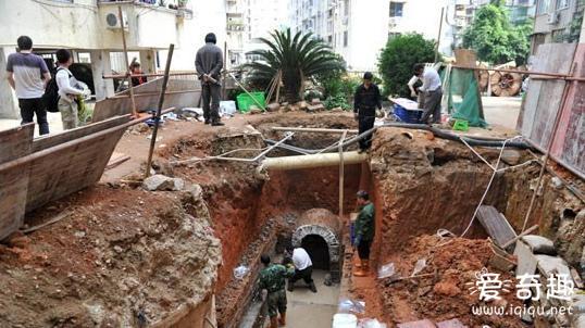 福建小区建电梯挖出千年古墓 里面竟藏着这些