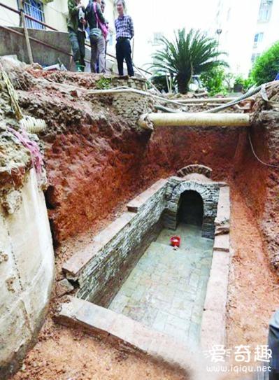 福建小区建电梯挖出千年古墓 里面竟藏着这些