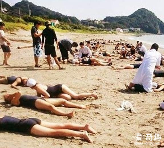 日本拍片让100名写真女星下海 结果遭水母袭击了……
