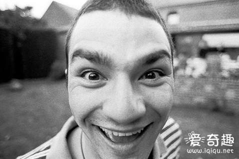 据美国合众国际社近日报道，近日，美国佛罗里达州一名少年被发现在医院假扮医生长达一个月，周围人竟对此均不知情，少年的母亲称他精神异常，且拒绝吃药。