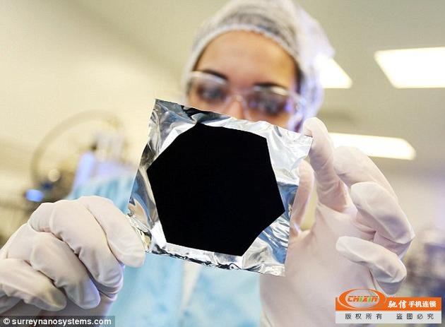 Vantablack的纳米结构能够吸收几乎所有入射光，从而让精密的光学仪器得以发挥最佳性能。据这家公司称，这种材料能够吸收99.956%的入射光。
