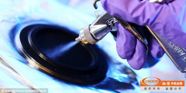客户可以要求该公司为他们喷涂Vantablack S-VIS，或者也可以申请执照，将这种涂料用在自己的生产设备中。公众可以前往伦敦的科学博物馆，亲眼看看这种“世界上最黑的涂料”究竟有多黑。